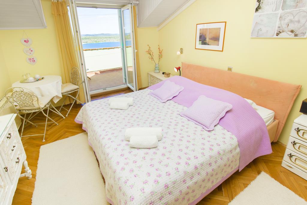 Moonshine Apartment With Magnificent View شيبينيك المظهر الخارجي الصورة
